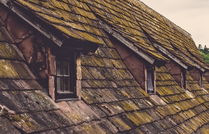 YOUR HOMEOWNER’S INSURANCE MAY HAVE A PROBLEM WITH YOUR OLD ROOF